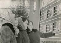 Устюженские комсомольцы возле районной Доски почета, 1970 г.
